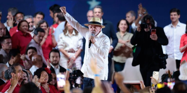 PT oficializa candidatura de Lula à Presidência pt-oficializa-candidatura-de-lula-a-presidencia