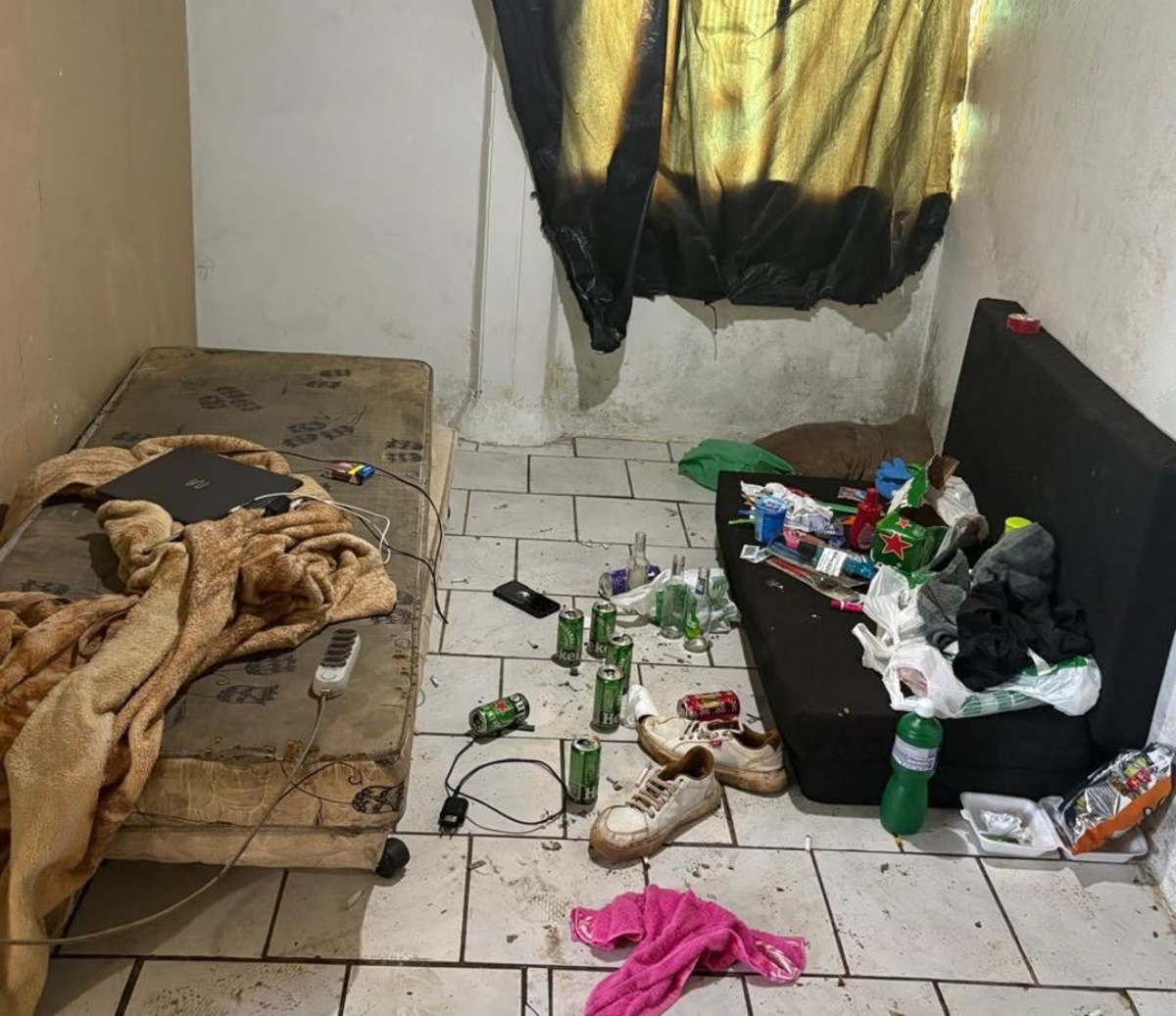Jovem mantida em cárcere privado e ameaçada com vazamento de vídeos íntimos é resgatada em SC jovem-mantida-em-carcere-privado-e-ameacada-com-vazamento-de-videos-intimos-e-resgatada-em-sc