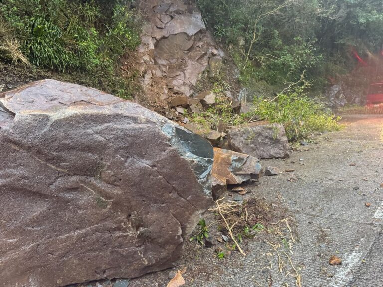 Ponto turístico de SC, Serra do Rio do Rastro é interditada após rochas despencarem na pista; VÍDEO ponto-turistico-de-sc,-serra-do-rio-do-rastro-e-interditada-apos-rochas-despencarem-na-pista;-video