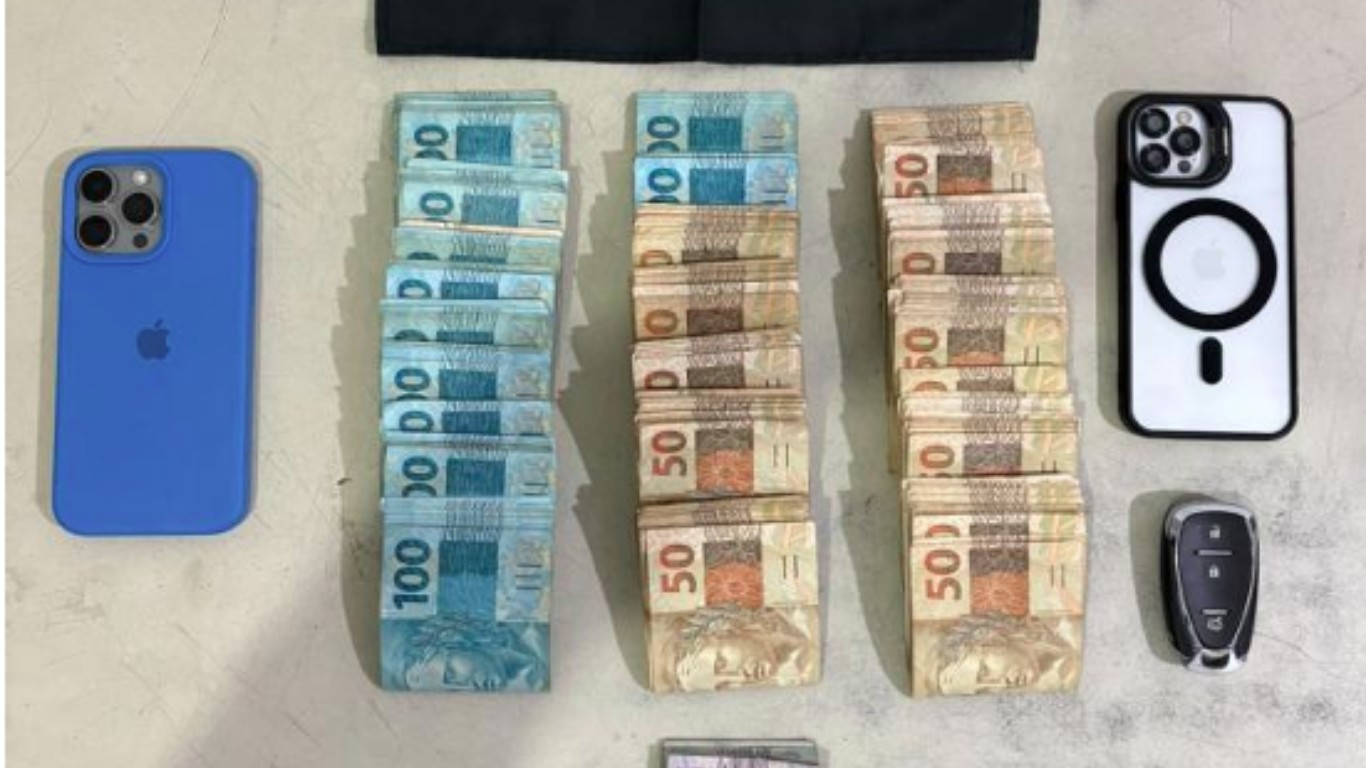 Suspeito de furtar caixa eletrônico de supermercado é localizado com R$ 22 mil na cueca na BR-101 em SC suspeito-de-furtar-caixa-eletronico-de-supermercado-e-localizado-com-r$-22-mil-na-cueca-na-br-101-em-sc