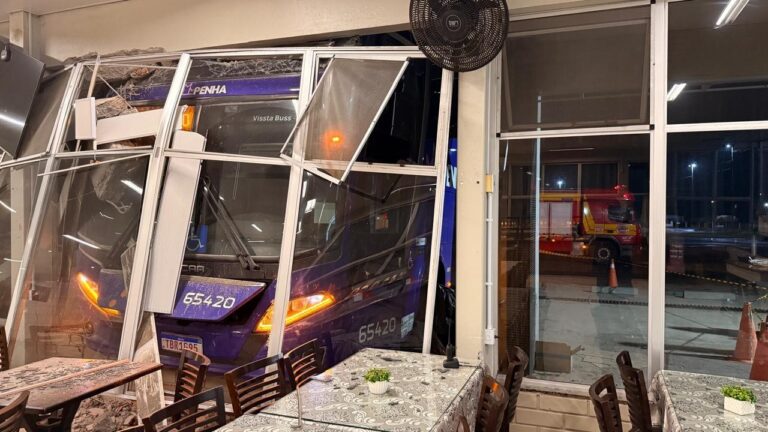 Ônibus invade restaurante, atinge e mata mulher no Norte de SC onibus-invade-restaurante,-atinge-e-mata-mulher-no-norte-de-sc