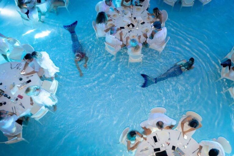 Jantar dentro de piscina com ‘sereia’ entre mesas viraliza e rende piadas no Brasil; conheça jantar-dentro-de-piscina-com-‘sereia’-entre-mesas-viraliza-e-rende-piadas-no-brasil;-conheca