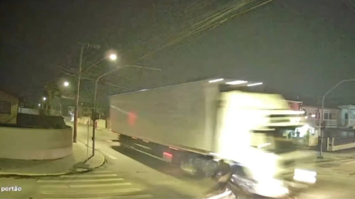 VÍDEO: motociclista escapa da morte por centímetros após batida com caminhão em SC video:-motociclista-escapa-da-morte-por-centimetros-apos-batida-com-caminhao-em-sc