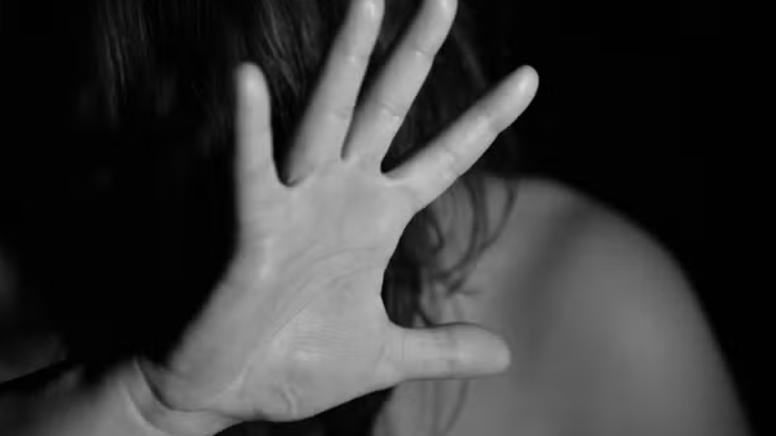 Mulher é forçada pelo ex a beber soda cáustica e quase é degolada por ele em SC; réu foi condenado mulher-e-forcada-pelo-ex-a-beber-soda-caustica-e-quase-e-degolada-por-ele-em-sc;-reu-foi-condenado