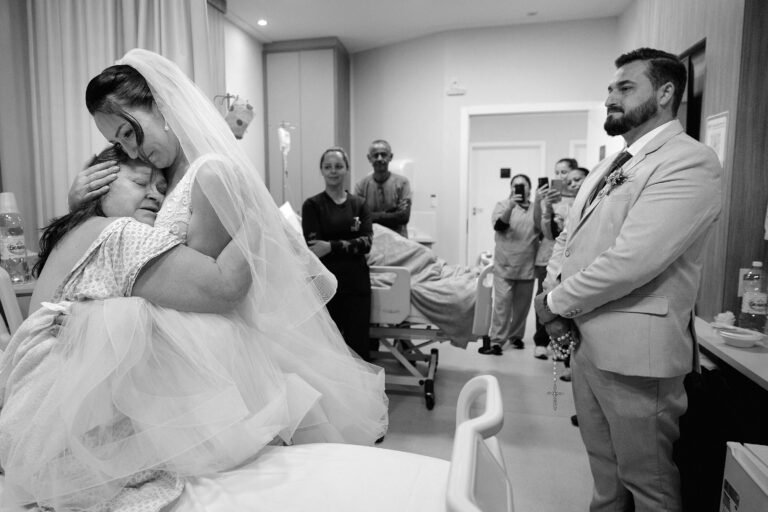 VÍDEO: casal ‘foge’ do casamento para visitar mãe da noiva no hospital e convidados assistem a encontro no telão video:-casal-‘foge’-do-casamento-para-visitar-mae-da-noiva-no-hospital-e-convidados-assistem-a-encontro-no-telao