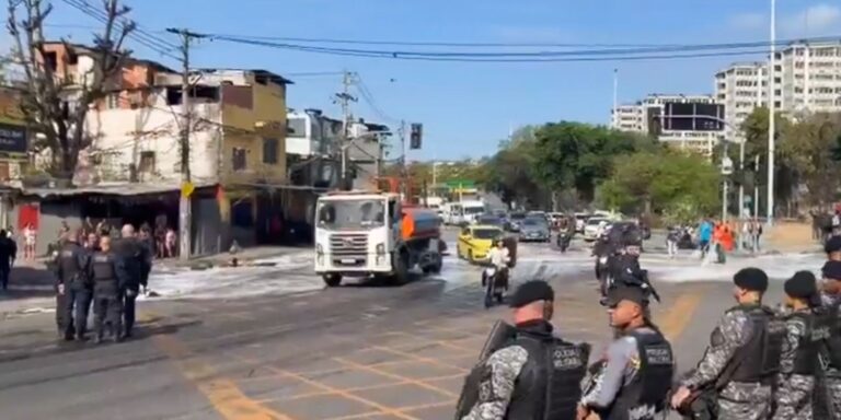 Manifestações contra ação da polícia bloqueiam vias do Rio manifestacoes-contra-acao-da-policia-bloqueiam-vias-do-rio