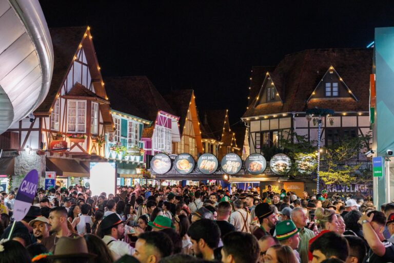 ‘Dançando e erguendo as muletas’: trabalhador de atestado médico é demitido por justa causa ao ser flagrado na Oktoberfest ‘dancando-e-erguendo-as-muletas’:-trabalhador-de-atestado-medico-e-demitido-por-justa-causa-ao-ser-flagrado-na-oktoberfest