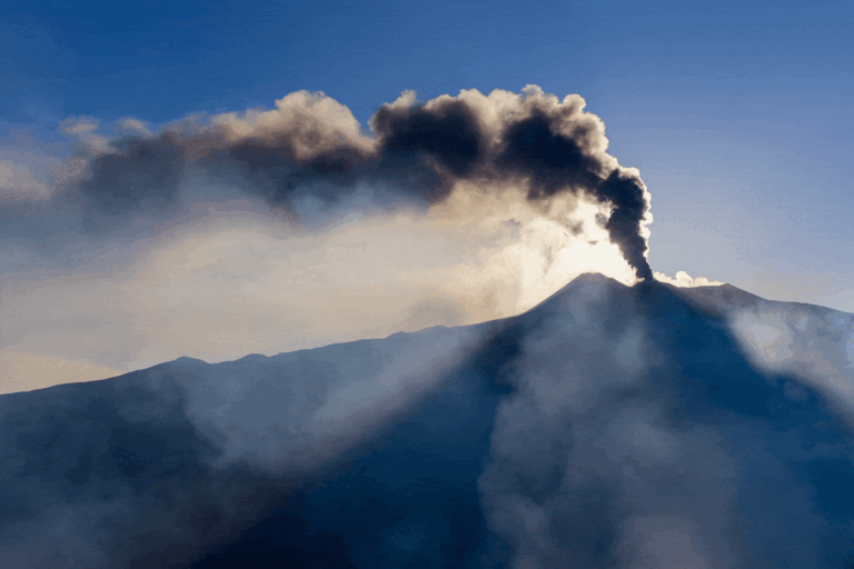Erupção do Etna atrai multidão de turistas na Itália; veja FOTOS e VÍDEO erupcao-do-etna-atrai-multidao-de-turistas-na-italia;-veja-fotos-e-video