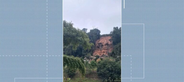 Casa é destruída após deslizamento de terra em SC; estado tem previsão de temporais e ventos de 100 km/h casa-e-destruida-apos-deslizamento-de-terra-em-sc;-estado-tem-previsao-de-temporais-e-ventos-de-100-km/h