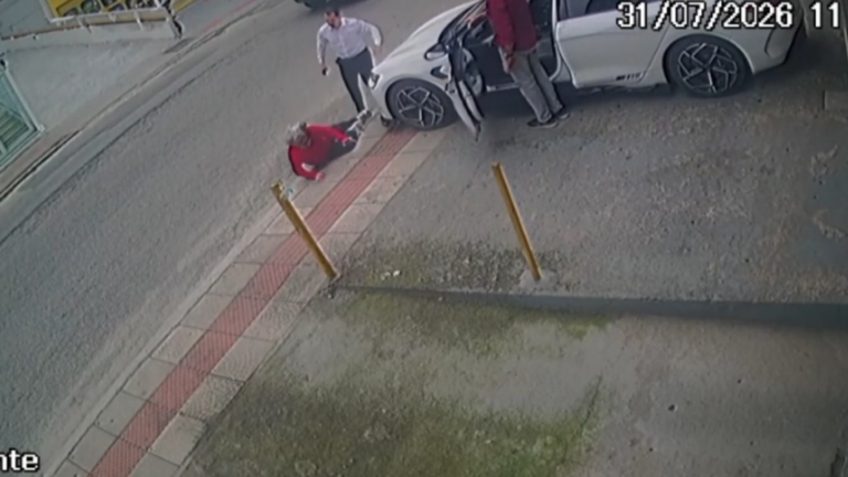 Idosa é empurrada por passageiro e cai no chão após ela chutar carro estacionado irregularmente em SC idosa-e-empurrada-por-passageiro-e-cai-no-chao-apos-ela-chutar-carro-estacionado-irregularmente-em-sc