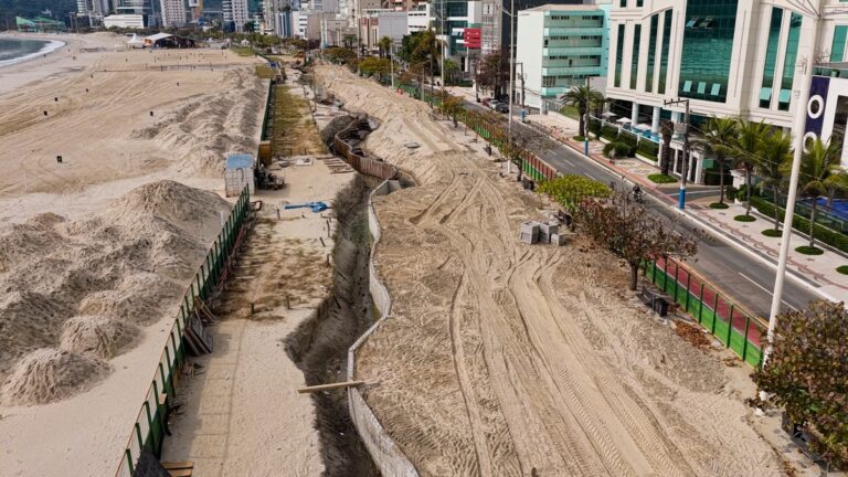 Muro subterrâneo na orla de Balneário Camboriú tem traçado sinuoso e deve conter avanço do mar; VÍDEO muro-subterraneo-na-orla-de-balneario-camboriu-tem-tracado-sinuoso-e-deve-conter-avanco-do-mar;-video
