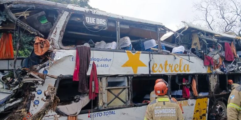 Vítimas de tombamento de ônibus em Petrópolis são do sexo feminino vitimas-de-tombamento-de-onibus-em-petropolis-sao-do-sexo-feminino