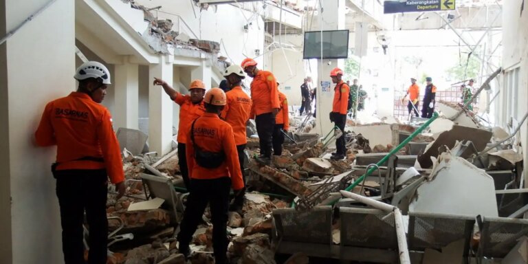 indonesia:-buscas-por-vitimas-de-tremor-seguem-no-dia-da-independencia