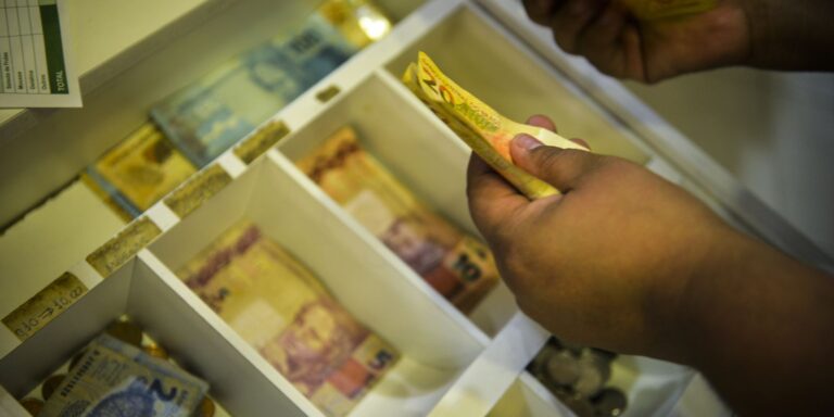 Trabalhadores nascidos em novembro e dezembro recebem abono salarial trabalhadores-nascidos-em-novembro-e-dezembro-recebem-abono-salarial