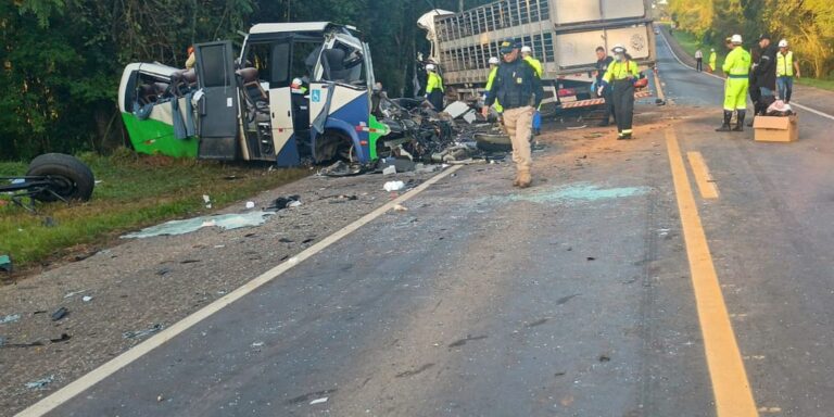 Corpos das vítimas de acidente no Paraná são retirados da pista corpos-das-vitimas-de-acidente-no-parana-sao-retirados-da-pista