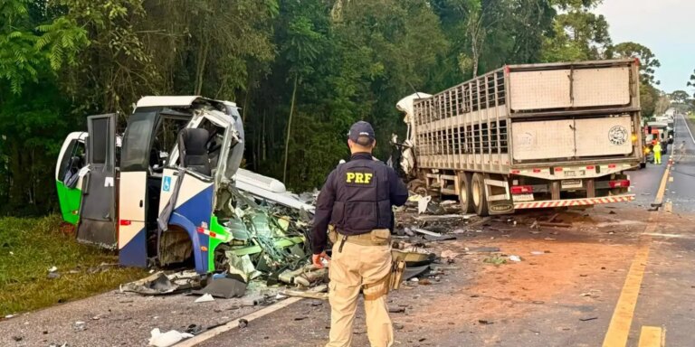 Acidente entre ônibus e caminhão mata 23 pessoas em estrada no Paraná acidente-entre-onibus-e-caminhao-mata-23-pessoas-em-estrada-no-parana