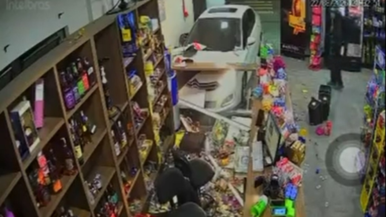 VÍDEO: Carro desgovernado invade loja de bebidas e motorista é preso por suspeita de embriaguez em SC video:-carro-desgovernado-invade-loja-de-bebidas-e-motorista-e-preso-por-suspeita-de-embriaguez-em-sc