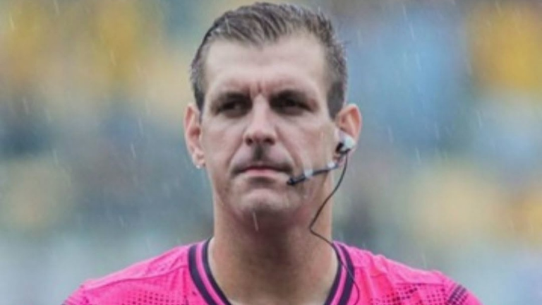 Árbitro de futebol de SC morre após carro bater contra parede de terminal urbano e pegar fogo arbitro-de-futebol-de-sc-morre-apos-carro-bater-contra-parede-de-terminal-urbano-e-pegar-fogo
