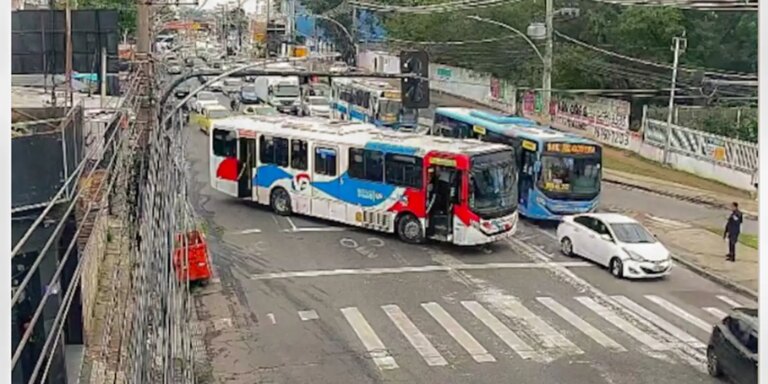 Criminosos usam ônibus em barricadas contra operação policial no Rio criminosos-usam-onibus-em-barricadas-contra-operacao-policial-no-rio