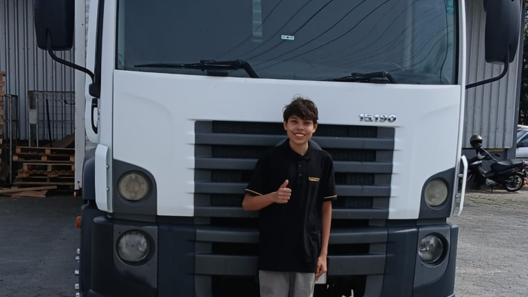 CNH categoria C, trabalho pesado e ‘cara’ de 10 anos: quem é o caminhoneiro que confundiu a PM em SC cnh-categoria-c,-trabalho-pesado-e-‘cara’-de-10-anos:-quem-e-o-caminhoneiro-que-confundiu-a-pm-em-sc