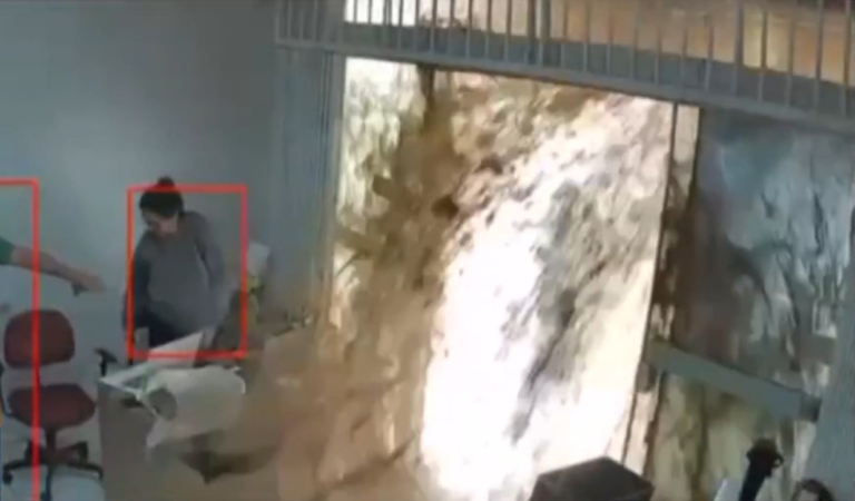 video:-‘onda’-de-agua-e-lama-invade-loja-e-assusta-funcionarios-apos-adutora-romper-em-sc