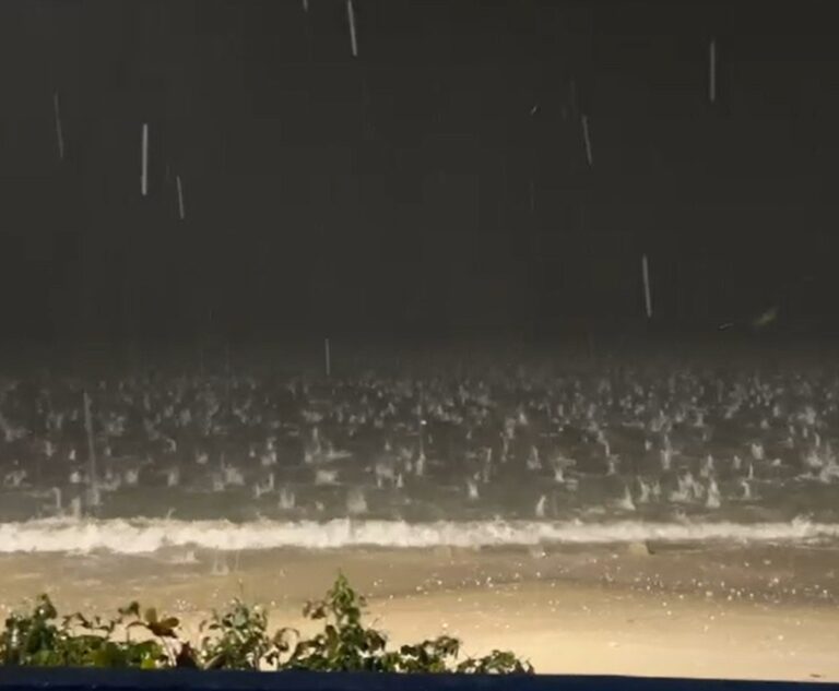 video-mostra-mar-‘fervilhando’-com-queda-de-granizo-em-florianopolis;-5-cidades-de-sc-decretam-emergencia