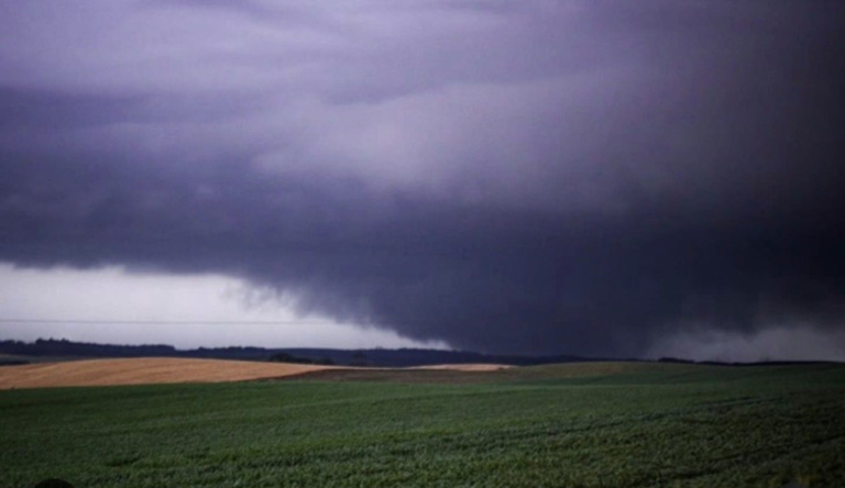 passagem-de-tornado-em-campo-ere,-em-sc,-e-investigada-pela-defesa-civil:-‘sinal-de-rotacao’