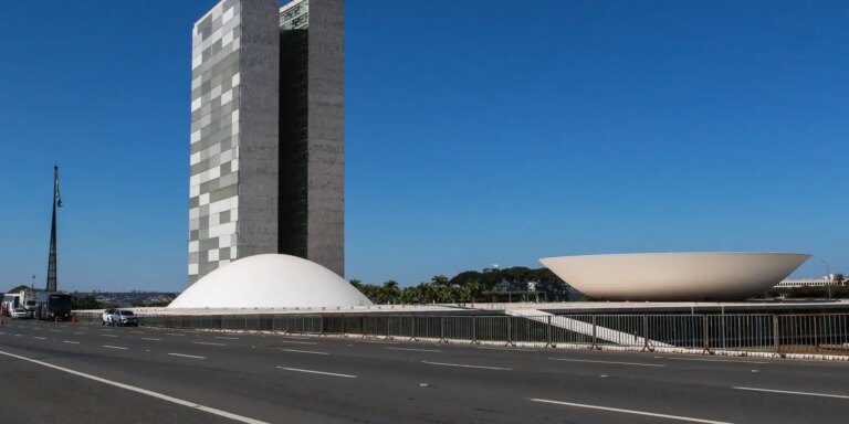 Votação da MP que zera “taxa das blusinhas” é adiada para terça votacao-da-mp-que-zera-“taxa-das-blusinhas”-e-adiada-para-terca