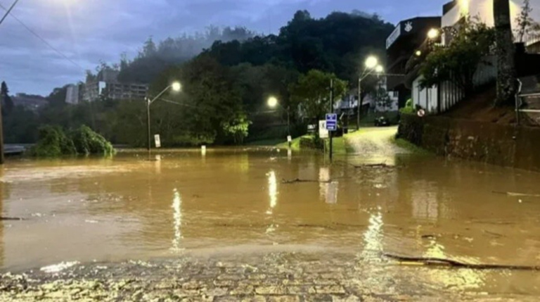 Blumenau monitora alta do Rio Itajaí-Açu após cota chegar a 7,57 metros blumenau-monitora-alta-do-rio-itajai-acu-apos-cota-chegar-a-7,57-metros