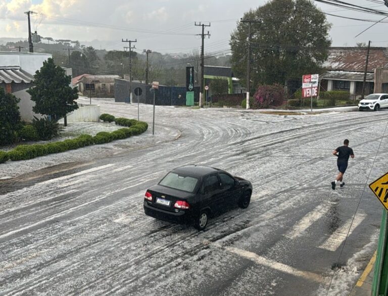 VÍDEO: Granizo acumula, deixa ruas brancas e prejudica tráfego em estradas após temporal em SC video:-granizo-acumula,-deixa-ruas-brancas-e-prejudica-trafego-em-estradas-apos-temporal-em-sc