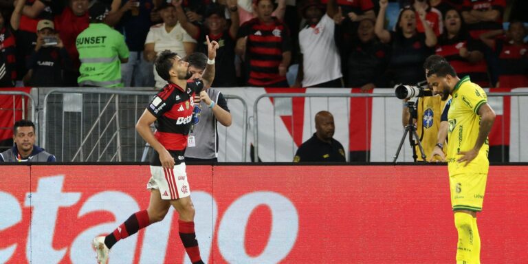 Flamengo vence e fica a um ponto do Palmeiras, líder do Brasileirão flamengo-vence-e-fica-a-um-ponto-do-palmeiras,-lider-do-brasileirao