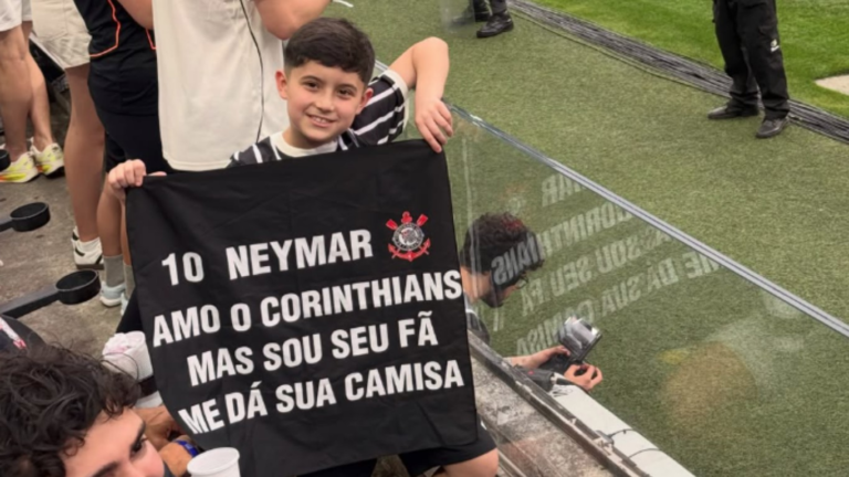 ‘Neymar, amo o Corinthians, mas sou seu fã’: torcedor mirim é hostilizado e deixa estádio escoltado após ganhar camisa do craque ‘neymar,-amo-o-corinthians,-mas-sou-seu-fa’:-torcedor-mirim-e-hostilizado-e-deixa-estadio-escoltado-apos-ganhar-camisa-do-craque