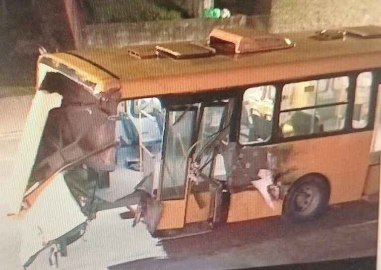 Trem atinge ônibus em cruzamento com linha férrea e arranca parte do veículo em SC trem-atinge-onibus-em-cruzamento-com-linha-ferrea-e-arranca-parte-do-veiculo-em-sc