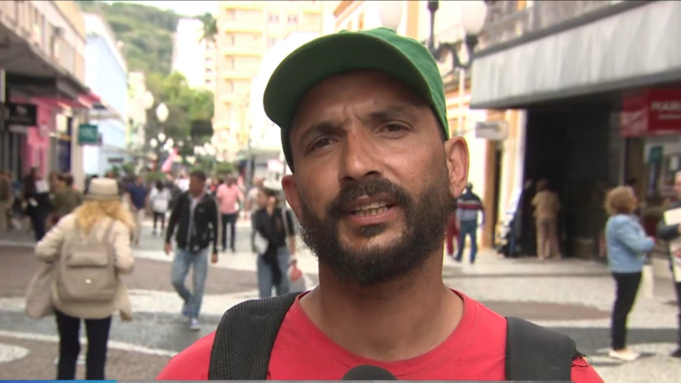 eleicoes-2026-em-sc:-bruno-pedreiro-do-pco-faz-panfletagem-com-apoiadores-em-florianopolis