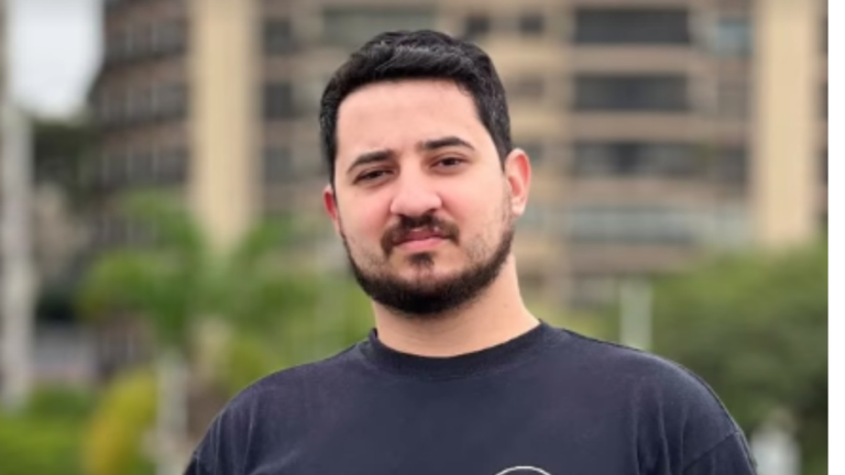 Motorista de 28 anos morre após carro em alta velocidade ‘saltar’ e capotar na Grande Florianópolis motorista-de-28-anos-morre-apos-carro-em-alta-velocidade-‘saltar’-e-capotar-na-grande-florianopolis