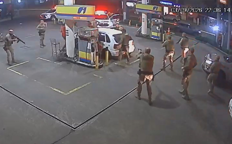 VÍDEO: Homem joga carro contra PMs, foge e polícia descobre que ele estava desaparecido há 1 ano em SC video:-homem-joga-carro-contra-pms,-foge-e-policia-descobre-que-ele-estava-desaparecido-ha-1-ano-em-sc