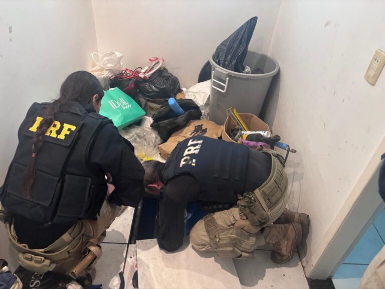 Esconderijo subterrâneo com 231 kg de cocaína é descoberto sob piso de casa em SC; VÍDEO esconderijo-subterraneo-com-231-kg-de-cocaina-e-descoberto-sob-piso-de-casa-em-sc;-video