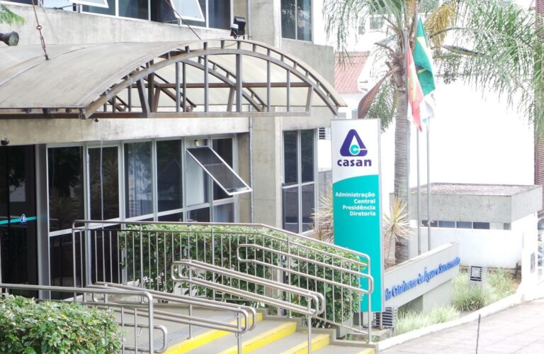 Concurso da Casan tem salários de até R$ 12 mil para trabalhar em diversas cidades de SC concurso-da-casan-tem-salarios-de-ate-r$-12-mil-para-trabalhar-em-diversas-cidades-de-sc