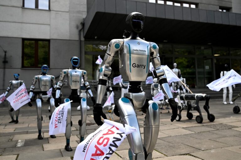 Dezenas de robôs ‘protestam’ contra uso descontrolado da IA na Polônia dezenas-de-robos-‘protestam’-contra-uso-descontrolado-da-ia-na-polonia
