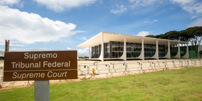 Ex-ministros do STF pedem apuração rigorosa da “mais aguda crise” ex-ministros-do-stf-pedem-apuracao-rigorosa-da-“mais-aguda-crise”