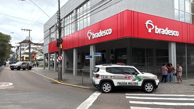 Mala deixada em agência bancária mobiliza operação e isola área em Joinville mala-deixada-em-agencia-bancaria-mobiliza-operacao-e-isola-area-em-joinville