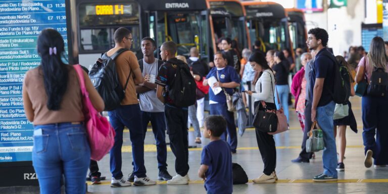 Setor de serviços fica estável em julho e sobe 2,4% em 12 meses setor-de-servicos-fica-estavel-em-julho-e-sobe-2,4%-em-12-meses