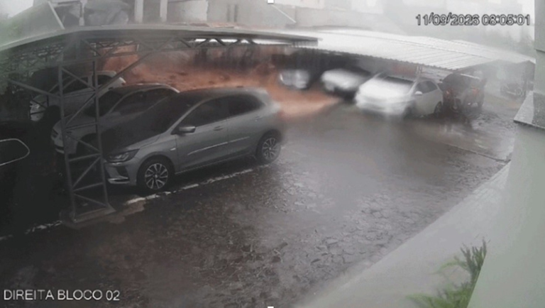 VÍDEO: carros são arrastados por enxurrada de lama após queda de muros em garagem de Chapecó video:-carros-sao-arrastados-por-enxurrada-de-lama-apos-queda-de-muros-em-garagem-de-chapeco