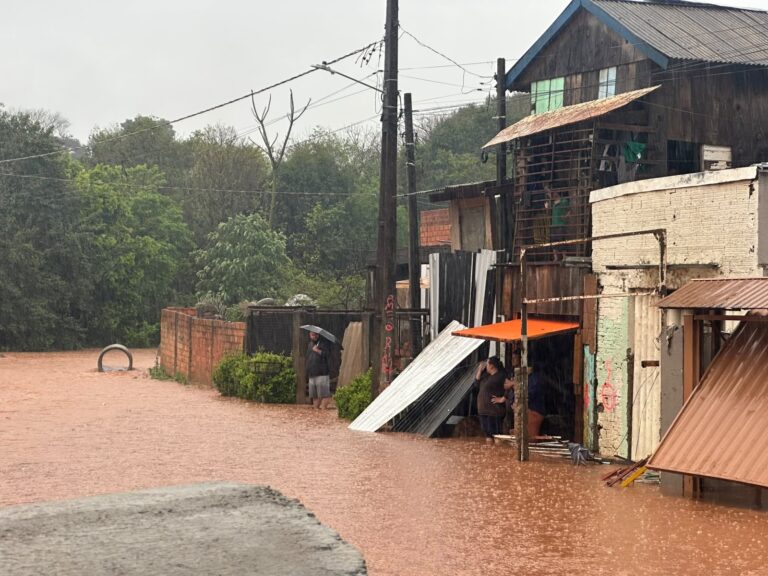 Granizo e tempestade causam estragos, queda de muro e alagamentos em cidades de SC granizo-e-tempestade-causam-estragos,-queda-de-muro-e-alagamentos-em-cidades-de-sc