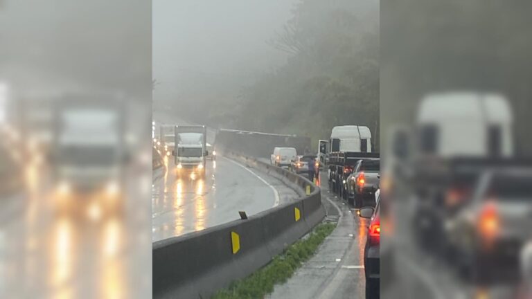 BR-101 no Morro dos Cavalos fica bloqueada no sentido Sul por 4 horas após tombamento de carreta br-101-no-morro-dos-cavalos-fica-bloqueada-no-sentido-sul-por-4-horas-apos-tombamento-de-carreta