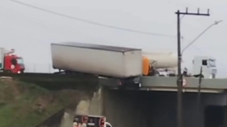 Carreta fica pendurada em viaduto após bater em mureta na BR-101 em SC carreta-fica-pendurada-em-viaduto-apos-bater-em-mureta-na-br-101-em-sc