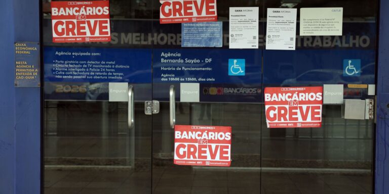 Bancários rejeitam proposta da Caixa e mantêm greve nacional bancarios-rejeitam-proposta-da-caixa-e-mantem-greve-nacional