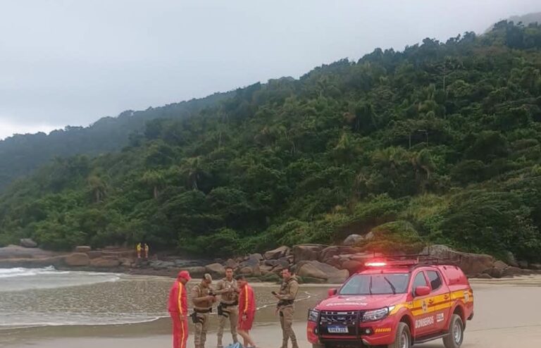 Corpo de mulher nua é encontrado na faixa de areia da Praia Brava, em Florianópolis corpo-de-mulher-nua-e-encontrado-na-faixa-de-areia-da-praia-brava,-em-florianopolis