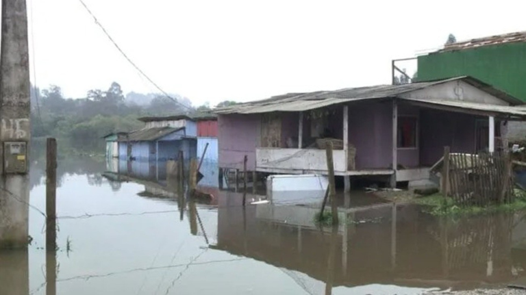 Cheia de rio alaga casas e deixa mais de 100 desabrigados em Três Barras (SC) cheia-de-rio-alaga-casas-e-deixa-mais-de-100-desabrigados-em-tres-barras-(sc)