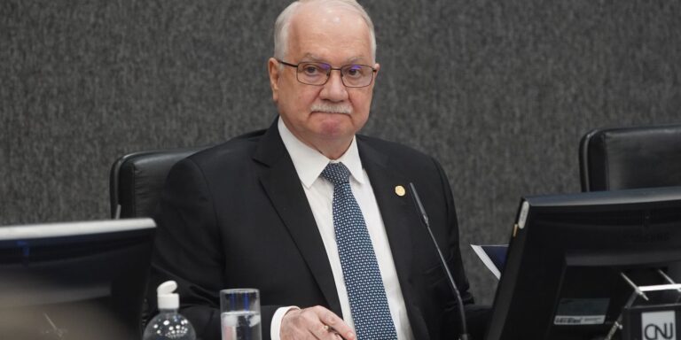Fachin dá 24 horas para PF enviar informações sobre celular de Vorcaro fachin-da-24-horas-para-pf-enviar-informacoes-sobre-celular-de-vorcaro